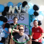 Equipe devant le stand photo des NVB Games