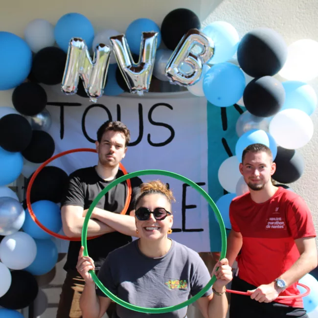 Equipe devant le stand photo des NVB Games