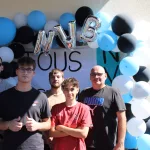 Equipe devant le stand photo des NVB Games