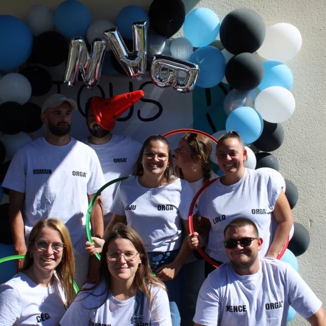 Photo des organisateurs devant le stand photo des NVB Games
