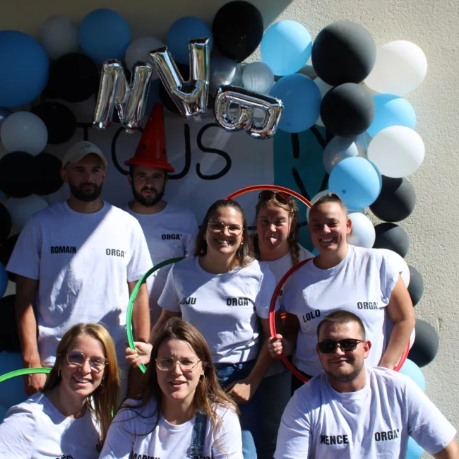 Photo des organisateurs devant le stand photo des NVB Games