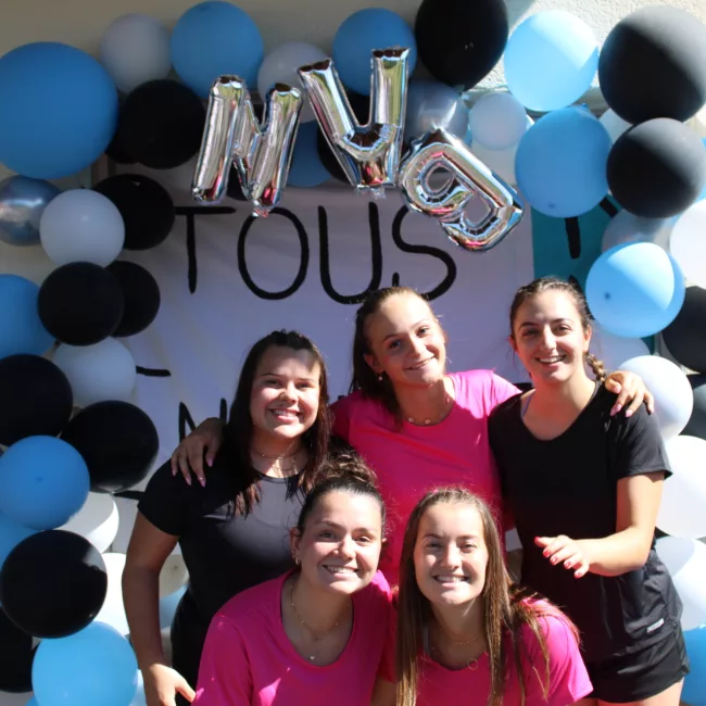 Equipe devant le stand photo des NVB Games