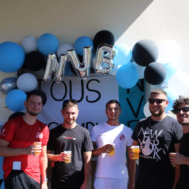 Equipe devant le stand photo des NVB Games