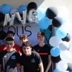Equipe devant le stand photo des NVB Games