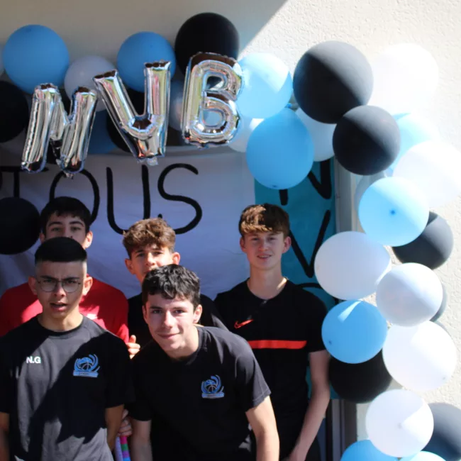Equipe devant le stand photo des NVB Games