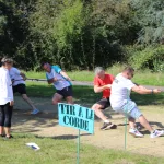 Photo des garçons qui tirent à la corde pendant les NVB Games