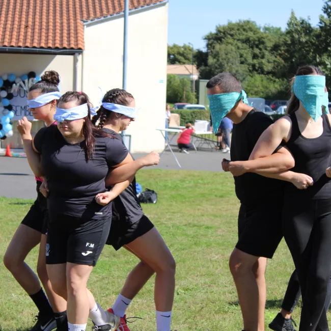Photo d'une équipe pendant l'épreuve à l'aveugle pendant les NVB Games
