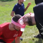 Photo d'une équipe pendant l'épreuve du relai avec des verres d'eau pendant les NVB Games