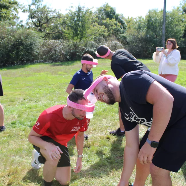 Photo d'une équipe pendant l'épreuve du relai avec des verres d'eau pendant les NVB Games