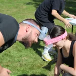 Photo d'une équipe pendant l'épreuve du relai avec des verres d'eau pendant les NVB Games