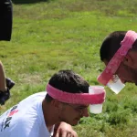 Photo d'une équipe pendant l'épreuve du relai avec des verres d'eau pendant les NVB Games