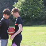 Photo d'une épreuve de relais avec un ballon pendant les NVB Games