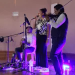 Photo de Salomé Moreau qui chante pendant la soirée après les NVB Games